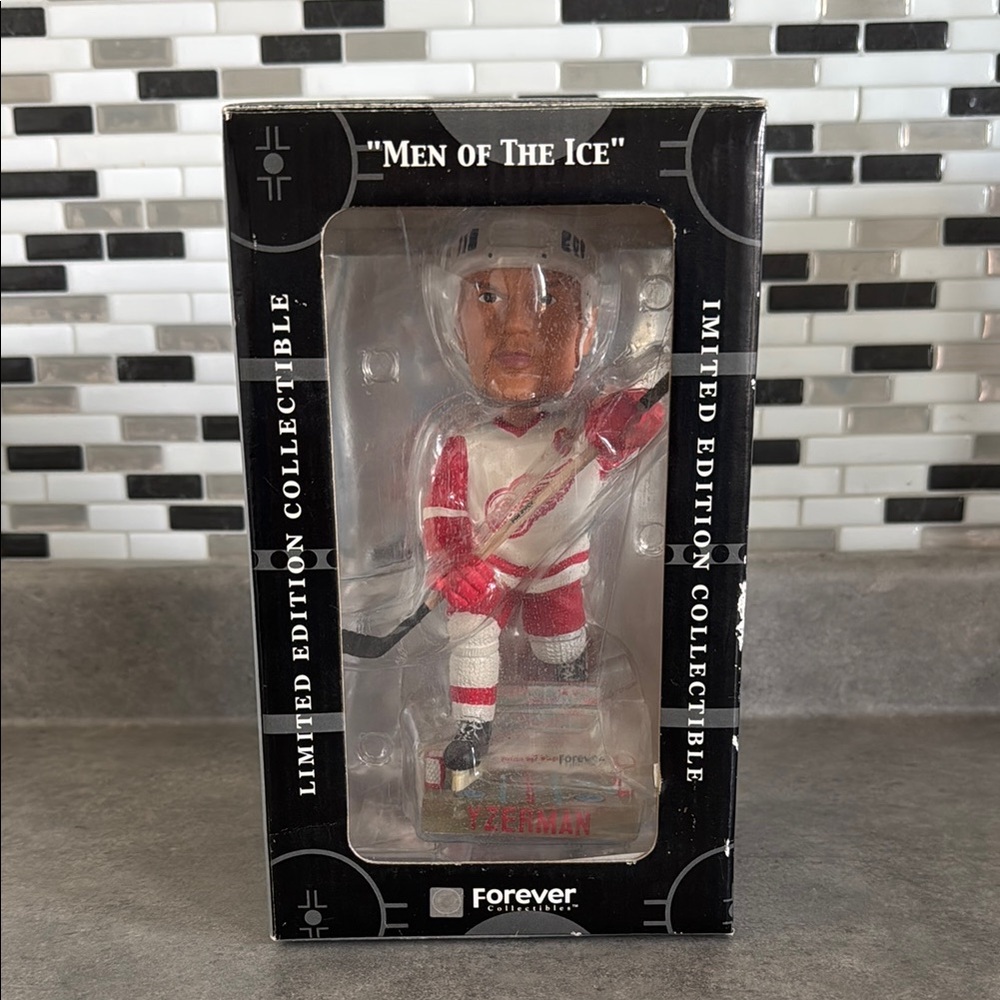 Steve Yzerman Forever Collectibles / 2002 / NHL / 1217 Of 10,019